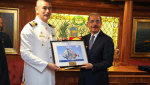 El presidente Danilo Medina reibe un obsequi del el capitán de Navío Franze Bitrich, comandante del buque de la Armada Peruana.