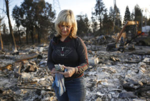 Debbie Wolfe, una sobreviviente de los incendios en el norte de California, en las ruinas de lo que fue su casa en Santa Rosa, California, el 17 de octubre del 2017.