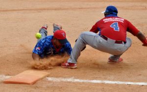 Durante un juego de softbol de ligas del Distrito Nacional