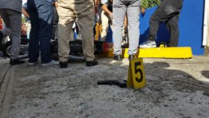 Presunto asaltante yace muerto junto a su motocicleta frente a colegio Montessori en Los Restauradores