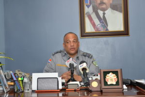 El vocero de la Policía Nacional, Frank Félix Durán Mejía, explica patrulla ultimó a presunto delincuente (Foto Romelio Montero).