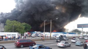 Incendio hace colapsar almacén en el kilómetro 12 1/2 de la autopista Duarte; al lado hay planta de gas natural. (Foto Danny Polanco)