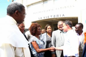 El procurador general de la República, Jean Rodríguez (derecha),durante un recorrido de supervisión por las instalaciones de la Penitenciaría Nacional de La Victoria.