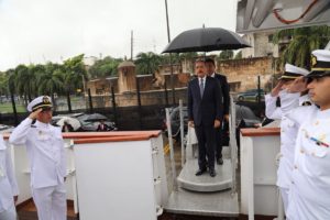 El presidente Danilo Medina recibe los honores por pate de miembros del buque de la Armada Peruana..jpg