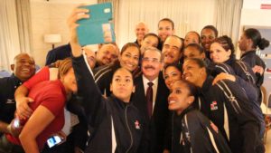 Las Reinas del Caribe se hacen una selfie con el presidente Danilo Medina