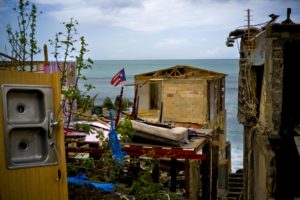 La Bandera de Puerto Rico en el barrio La Perla, famoso por ser el lugar donde se filmó el video de la canción Despacito. El sector fue azotado por el huracán María (AP Photo/Ramon Espinosa)