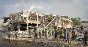 Fuerzas de seguridad somalíes y otras personas buscan cadáveres cerca del lugar donde ocurrió un atentado el sábado, en Mogadiscio, Somalia (AP Photo/Farah Abdi Warsameh)