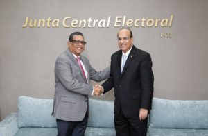 El presidente de la Junta Central Electoral (JCE), Julio César Castaños Guzmán, y el de la Cámara de Diputados, Rubén Maldonado