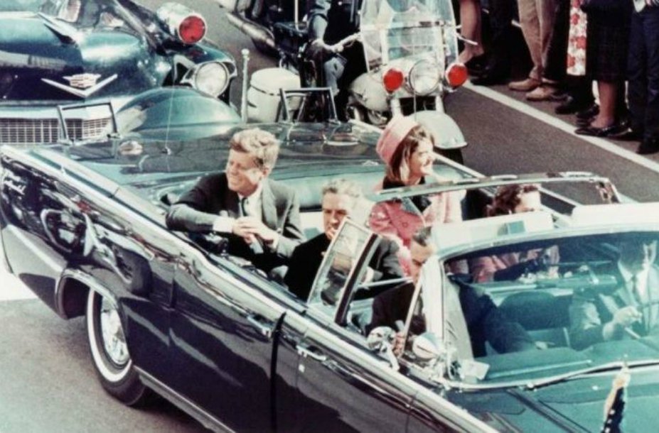 Limusina del presidente John F. Kennedy en Dallas el 22 de noviembre de 1963, con el agente especial Clinton J. Hill en la parte trasera del vehículo.