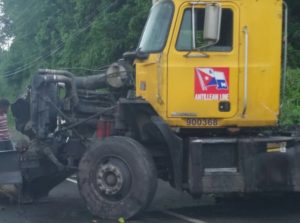 Uno de los camiones accidentados en la autopista Duarte.