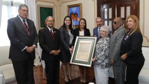 Miembros del Círculo de Locutores Dominicanos junto al presidente Danilo Medina.