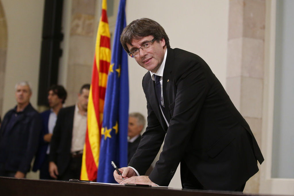 El presidente catalán Carles Puigdemont habla ante el parlamento en Barcelona, España, martes 10 de octubre de 2017. Puigdemont dice que el referendo del 1 de octubre le dio mandato para declarar la independencia, pero propone esperar “unas semanas” para alentar el diálogo. (AP Foto/Manu Fernandez)