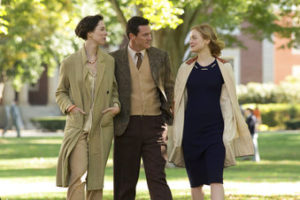 Rebecca Hall en el papel de Elizabeth Marston, de izquierda a derecha, Luke Evans como el doctor William Marston y Bella Heathcote como Olive Byrne en 