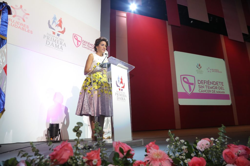 La Primera Dama insistió en que prevenir el cáncer de mama es una responsabilidad no sólo de la mujer, también lo es, agregó, del sistema de salud pública y privada