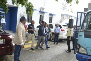 Momento en que son trasladados a la Fiscalía de SDO los acusados en el caso Yuniol Ramírez, incluido exdirector de OMSA, Manuel Rivas (Foto Danny Polanco)