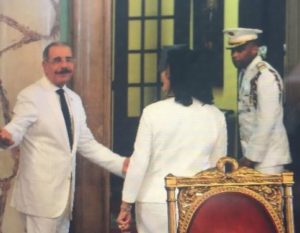 Presidente Danilo Medina y la vicepresidenta Magarita Cedeño (De espalda)