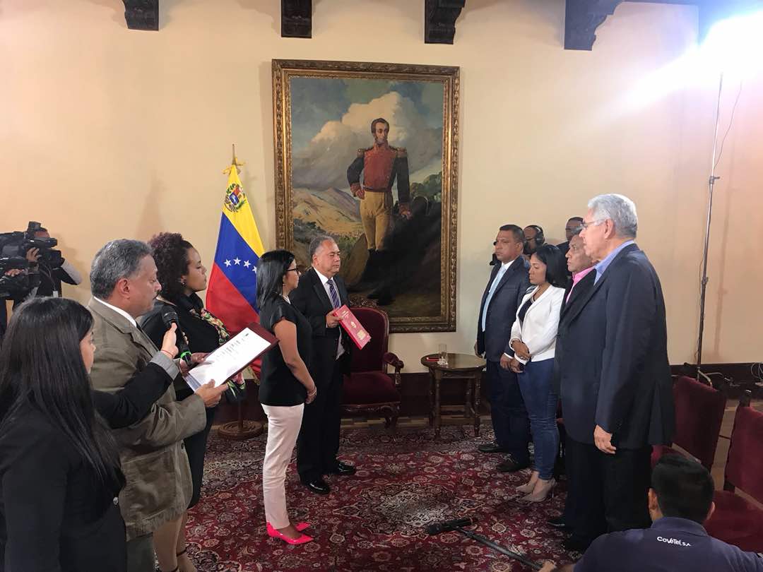 Gobernadores de la oposición son juramentados en Venezuela.