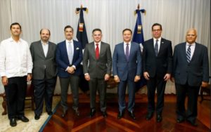 El procurador Jean Rodríguez junto a los miembros del Consejo Nacional de la Empresa Privada (CONEP).