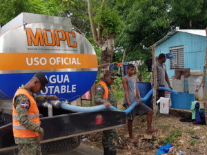 Obras Públicas distribuye agua y realiza jornada médica y de limpieza en cinco provincias