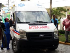 Ambulancia con pacientes en el Hospital Marcelino Vélez Santana, de Herrera.