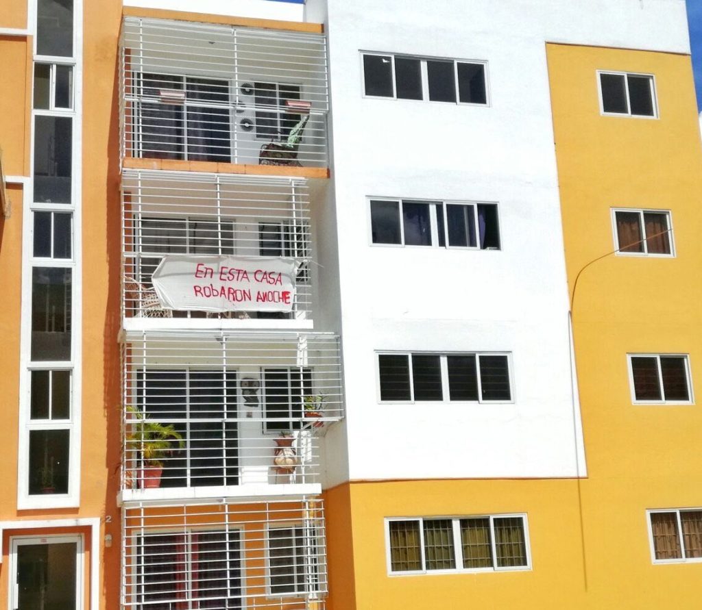 “En esta casa robaron anoche”, dice el letrero escrito con tinta roja por los propietarios de un apartamento donde desaprensivos penetraron