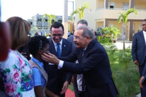 El presidente Danilo Medina saluda auna estudiante durante la inauguración de una escuela en SPM