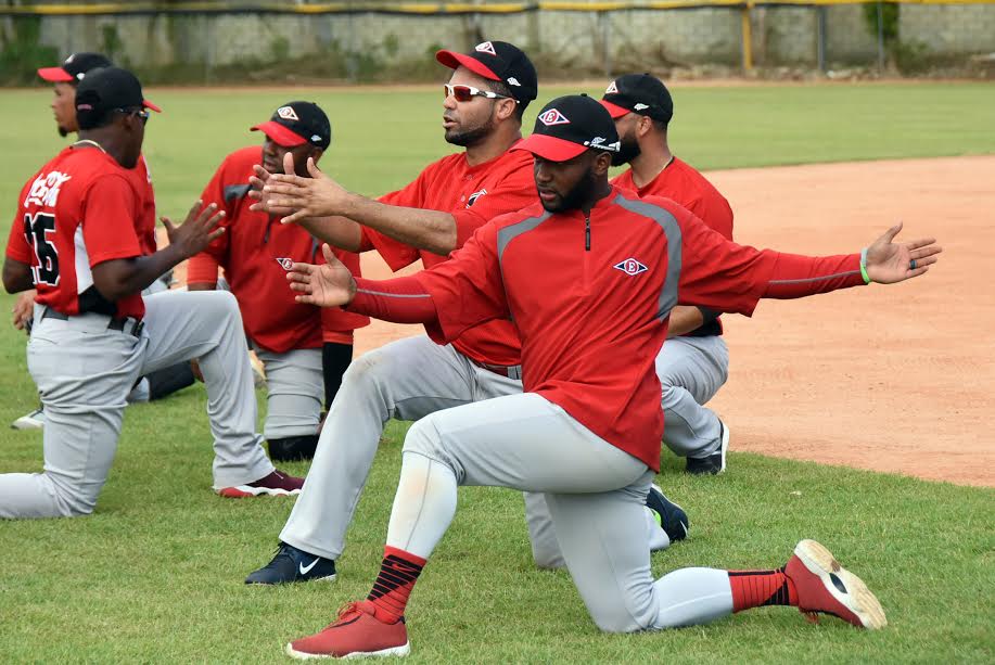 Jugadores de los Leones se ejercitan durante una sesión.