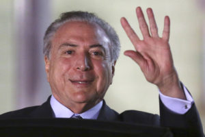 El presidente brasileño Michel Temer saluda a su salida del Hospital Militar, en Brasilia, Brasil, el miércoles 25 de octubre de 2017. (AP Photo/Eraldo Peres)