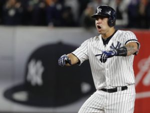 El dominicano Gary Sánchez, de los Yanquis de Nueva York, festeja luego de conectar un doblete de dos carreras ante los Astros de Houston, en el cuarto juego de la Serie de Campeonato de la Liga Americana, el martes 17 de octubre de 2017 (AP Foto/David J. Phillip)