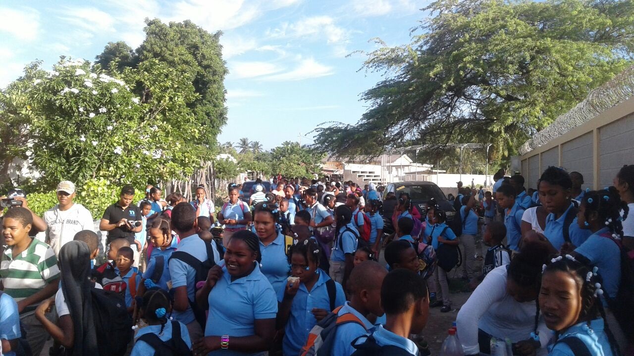 Estudiantes de la escuela Guayacanal en Azua, durante la protesta.