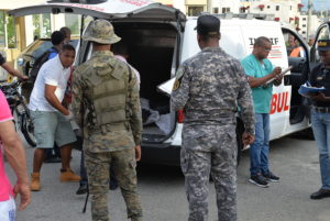 El cadáver de un vigilante es transportado en una ambulancia. Un compañero de trabajo le quitó la vida "sin querer" en Pantoja 