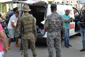 El cadáver de un vigilante es transportado en una ambulancia. Un compañero de trabajo le quitó la vida "sin querer" en Pantoja 