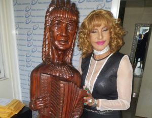 Fefita la Grande junto a una escultura de su persona