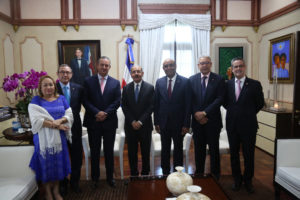 Presidente Danilo Medina recibe comitiva de la Asociación Dominicana de Zonas Francas