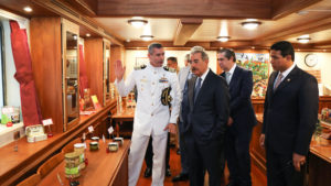 El presidente Danilo Medina recorre el buque de la Armada Peruana.