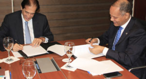 Convenio firmado entre el Ministro de la Presidencia, Gustavo Montalvo y el director general de la OPTIC,  Armando García,