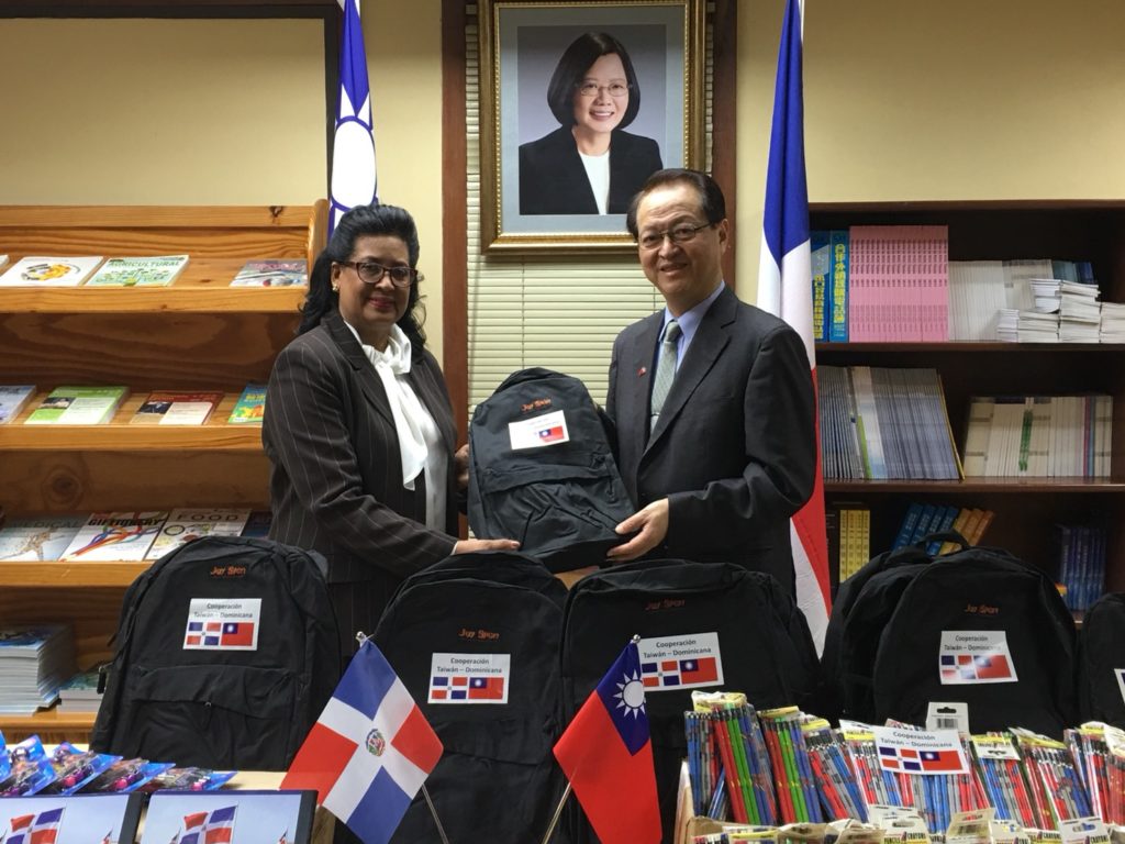 El embajador de Taiwán y la senadora Cristina Lizardo