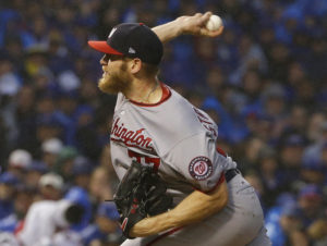 El pitcher Stephen Strasburg de los Nacionales de Washington lanza en el séptimo inning ante los Cachorros de Chicago en el cuarto juego de serie de playoffs, el miércoles 11 de octubre de 2017. (AP Foto/Nam Y. Huh)