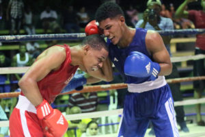 Hendry Celdeño intercambia golpes con Elvis Rodríguez al que superó por 3-2, en una pelea de los 64 kilogramos, en la Copa Romana de Boxeo.