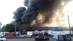 Incendio hace colapsar almacén en el kilómetro 12 1/2 de la autopista Duarte; al lado hay planta de gas natural. (Foto Danny Polanco)