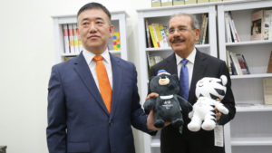 El presidente Danilo Medina y el embajador de Corea en el país, Ji Zen. (Foto Romelio Montero)