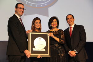 Margarita Cedeño de Fernández, vicepresidenta de la Repúblicas; Álvaro Sousa Sevilla, presidente de Adoexpo, y Sadala Khoury, pasado presidente, entregan el premio “Exportador del Año” a la empresa Grupo SID, máximo galardón, que fue recibido por Ligia Bonetti, presiente ejecutiva.