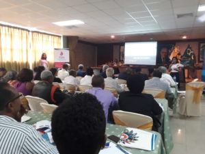 Artesanos y representantes de las instituciones organizadoras del seminario, durante la charla sobre Branding Digital..