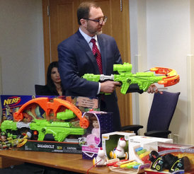 James Swartz, director de WATCH, una organización que revisa la seguridad de los juguetes, muestra la ballesta “Zombie Strike” de Nerf, en Boston, el 14 de noviembre de 2017. El grupo presentó su lista de los juguetes más peligrosos para los niños.