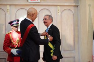 Presidente Medina recibe Orden de la Excelencia en Jamaica