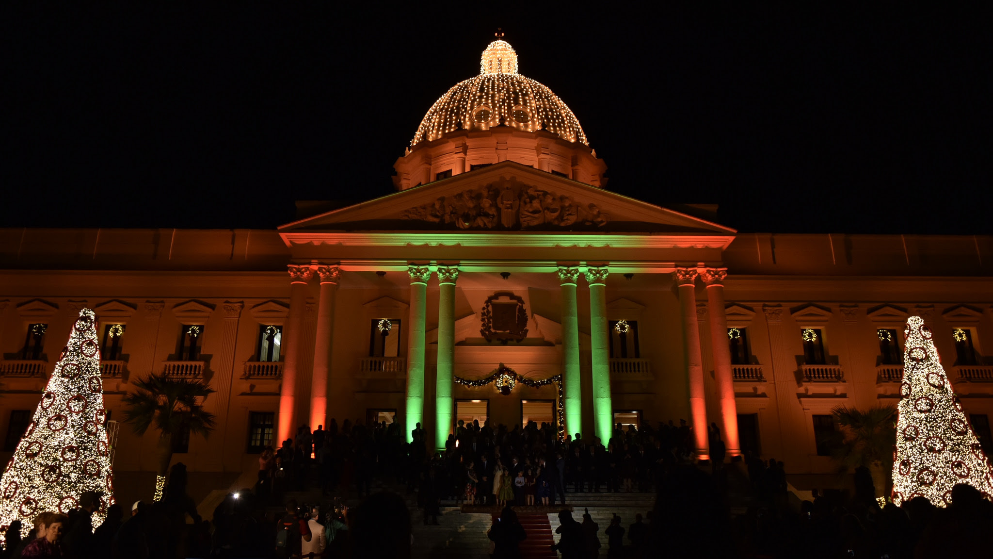 Encienden árbol de Navidad en el Palacio Nacional.