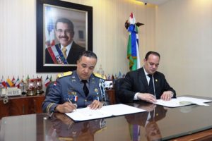 El pacto fue firmado por Miguel Surun Hernández, presidente del gremio y Ney Aldrin Bautista, director de la Policía Nacional.