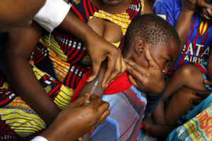 Residentes de Kinshasa, República Democrática del Congo, reciben vacunas para la fiebre amarilla, el 21 de julio del 2016. Aproximadamente 11% de los medicamentos distribuidos en países en desarrollo son falsos, dijo la Organización Mundial de Salud el el 28 de noviembre del 2017.