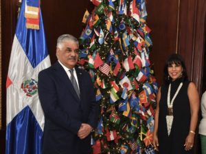 Cancillería enciende árbol de Navidad.