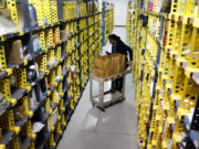 Archivo. Una empleada de Amazon Prime busca artículos en las instalaciones de la tienda online en Nueva York. Se espera que los compradores gasten 6.600 millones de dólares en el Ciberlunes del 27 de noviembre de 2017, un aumento de más del 16% respecto al año anterior, según Adobe Analytics. (Foto AP/Mark Lennihan, Archivo)